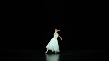 Bale, beyaz etekli zarif balerin ve siyah arka planda koreografik elementler sergilemek..