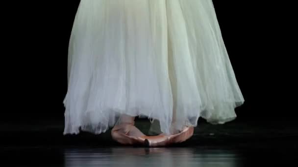 Elegancka Kobieta Białej Spódnicy Balet Taneczny Balansowanie Butach Pointe Widok — Wideo stockowe