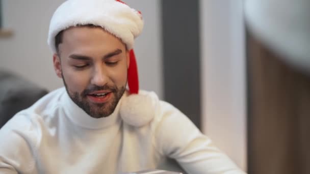 Ünneplő Karácsony Vidám Pár Adni Egymásnak Dobozok Ajándékokkal Portré Egy — Stock videók