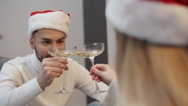Noël Jeune Couple Assis Sur Sol Dans Salon Boire Champagne — Video