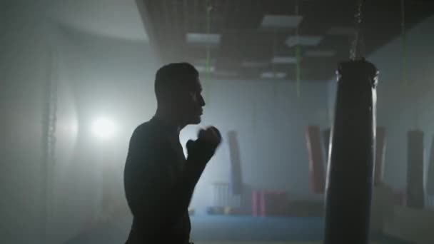 Lutador Desportivo Treina Seus Socos Defesa Ginásio Boxe Homem Boxeador — Vídeo de Stock