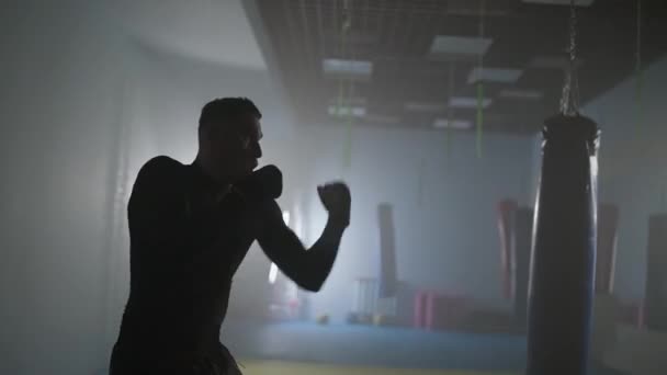 Motivación Combate Deportivo Entrena Sus Golpes Defensa Gimnasio Boxeo Hombre — Vídeo de stock