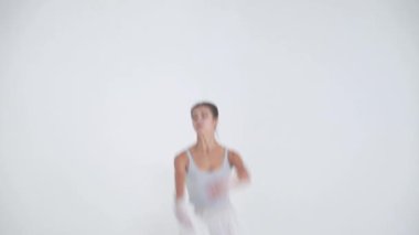 Dramatik dans, beyaz etekli zarif bir kadın, bale dansı ve koreografik elementleri beyaz arka planda, prova.
