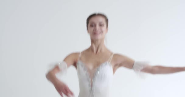身着白色燕尾服的优雅女人 跳芭蕾舞 在白色背景下表演舞蹈元素 描绘快乐的女演员 — 图库视频影像