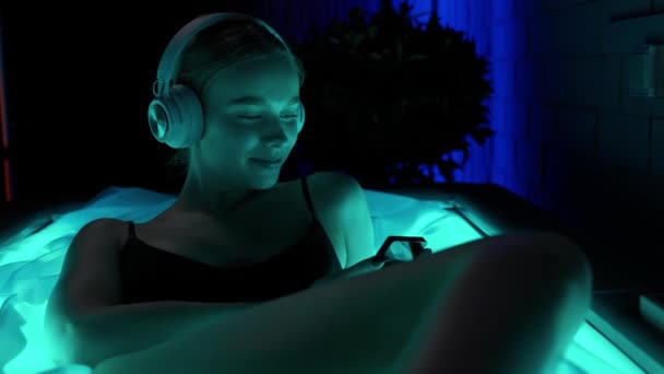 Jolie Femme Avec Lecteur Audio Écouteurs Trouve Dans Chambre Privation — Video