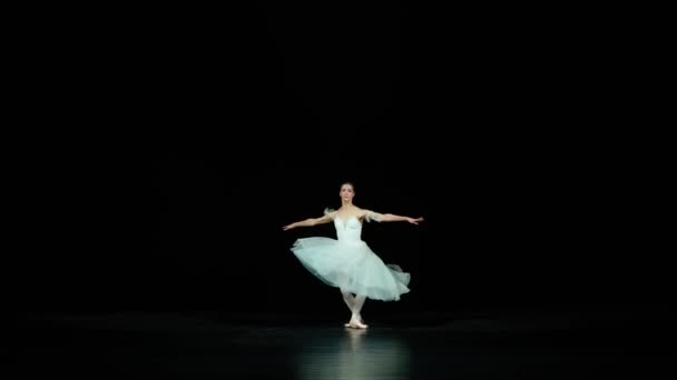 Ballerina Graziosa Una Danza Tutù Bianca Eseguire Elementi Coreografici Drammatici — Video Stock