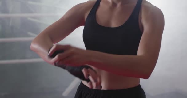 Femme Combattant Anonyme Enveloppe Ses Mains Avec Des Bandages Boxe — Video
