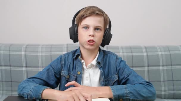 Distans Lärande Online Genom Videosamtal Tonåring Pojke Sitter Arbetsplatsen Vardagsrummet — Stockvideo