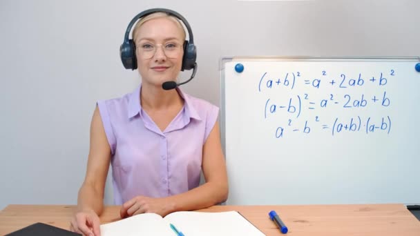 Porträt Einer Lehrerin Online Hausaufgabenbetreuung Videotelefonie Videokonferenz Mit Lehrerin Matheunterricht — Stockvideo