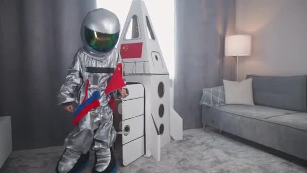 Азиатский Мальчик Костюме Космонавта Устанавливает Флаг Китая Стоит Рядом Картонной — стоковое видео