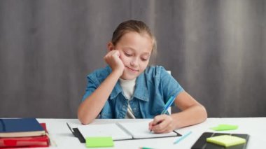 Video ile uzaktan öğrenme, oturma odasında iş yerinde oturan genç kız evde kendini izole bir şekilde çalışmak için webcam kullanıyor, sıkılmış bir genç kız..