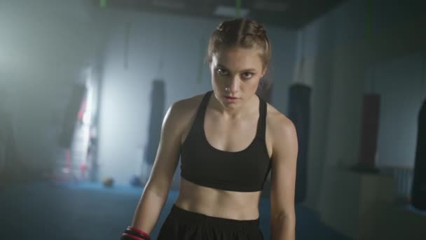 Retrato Una Mujer Luchadora Profesional Pie Gimnasio Boxeo Mirando Cámara — Vídeos de Stock
