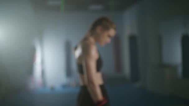 ゆっくりとした動き ボクシングジムに立っている女性プロファイターの肖像画 カメラ 疲れた女性 柔らかい焦点 — ストック動画
