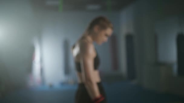 Movimento Lento Retrato Uma Mulher Lutadora Profissional Ginásio Boxe Olhando — Vídeo de Stock