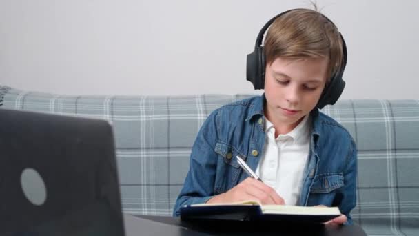 Distans Lärande Online Genom Videosamtal Tonåring Pojke Sitter Arbetsplatsen Vardagsrummet — Stockvideo