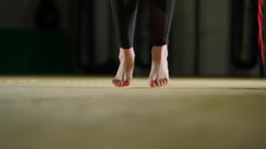 Sağlık, boks salonunda antrenman, sportif kadın boksör ipe atlıyor, bacaklara yakından bakıyor..