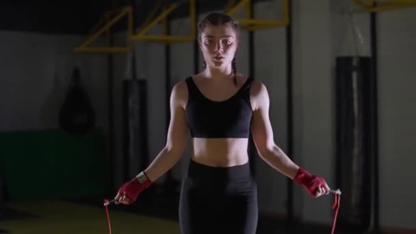 Entraînement Concentration Boxe Coordination Femme Combattante Sportive Saute Sur Une — Video