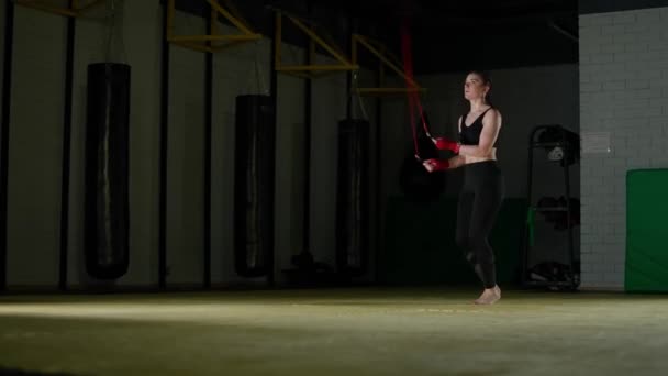 ボクシング コーディネートトレーニング ロープにスポーティな女性戦闘機ジャンプ 強度フィットボディ — ストック動画