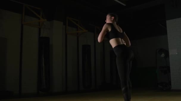 Sportowa Kobieta Zawodnik Trenuje Jego Kopnięcia Trening Siłowni Bokserskiej Młoda — Wideo stockowe