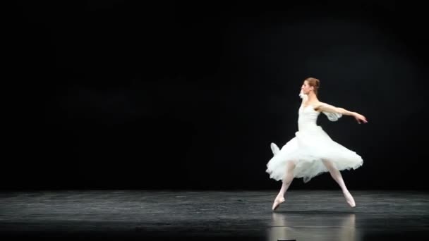 バレエパフォーマンス 白いチュートゥダンスで優雅なバレリーナと黒の背景で劇的な振付要素を実行します 風味と美しいダンス — ストック動画