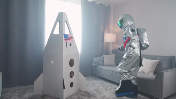 Pai Filho Brincam Sala Estar Casa Homem Com Traje Astronauta — Vídeo de Stock