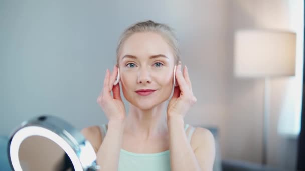 Portrait Pretty Woman Beauty Blogger Shows How Face Massage Cotton — Stock Video