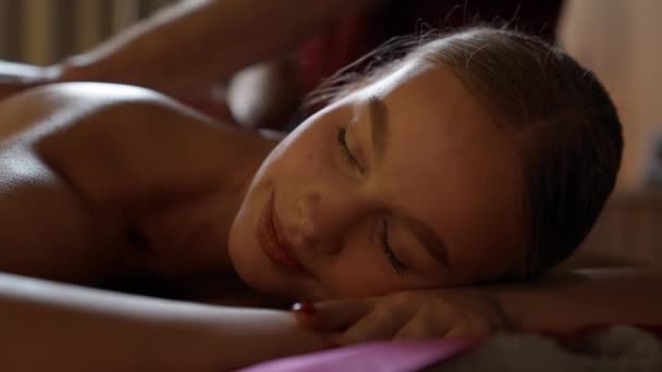 Soins Spa Masseur Professionnel Fait Massage Relaxant Dos Une Jeune — Video