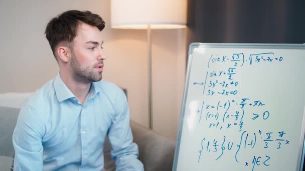Giovane Insegnante Matematica Una Lezione Online Trasmissione Diretta Del Processo — Video Stock