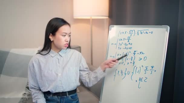 Focused Insegnante Donna Asiatica Una Lezione Matematica Online Trasmissione Diretta — Video Stock