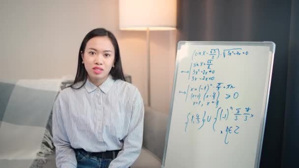 Insegnante Asiatico Una Lezione Matematica Online Trasmissione Diretta Del Processo — Video Stock