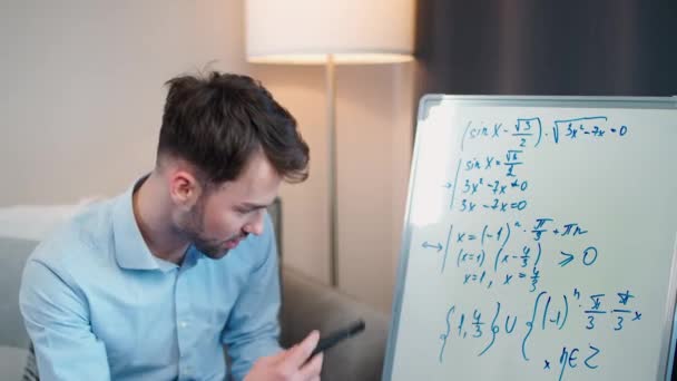 Educazione Domestica Giovane Insegnante Matematica Una Lezione Matematica Online Trasmissione — Video Stock
