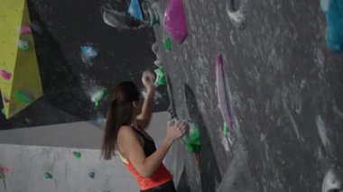 Tırmanma duvarında el bilgisayarı, genç bayan tırmanış eğitimi, kaya tırmanışı ve tırmanma, dayanıklılık eğitimi..