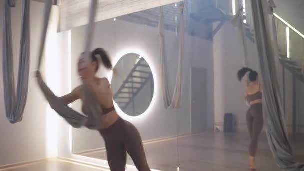 Sportliche Frau Macht Yoga Spiegelzimmer Flexible Frau Führt Einen Schönen — Stockvideo