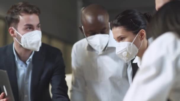 Business Meeting Internationaal Management Team Medische Maskers Het Werk Team — Stockvideo
