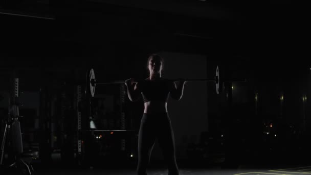 做一个死人的举重运动 一个健美的女人提起杠铃 进行举重运动 在健身房里训练 — 图库视频影像