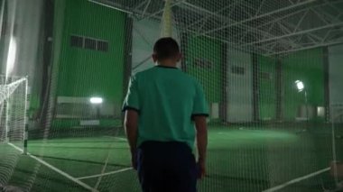 Futbol kulübünde antrenman günü, futbolcular hangardaki antrenman sahasına gider..