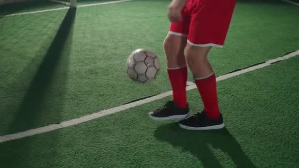 Młody Piłkarz Wykonuje Sztuczki Piłką Nożną Rzeczy Rzuca Piłkę Szkolenia — Wideo stockowe