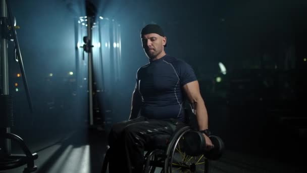 Auto Îmbunătățire Atlet Handicap Scaun Rotile Efectuează Exerciții Gantere Omul — Videoclip de stoc