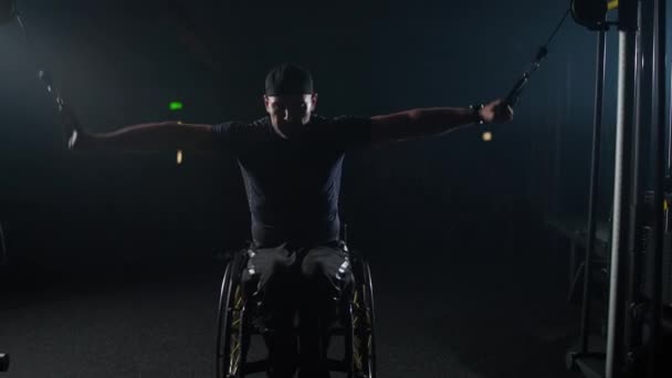 Fortitude Atleta Com Deficiência Blocos Elevação Cadeira Rodas Máquina Rack — Vídeo de Stock