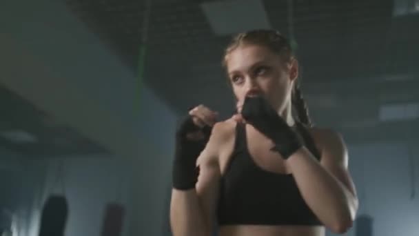 女性の力 若い女性の戦闘機は彼のパンチを訓練し ボクシングジムで訓練し 女性の列車は速く ハンドヘルドのシリーズを打ちます — ストック動画