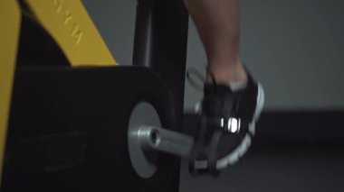 Bisiklet üzerinde bisiklet eğitimi, sporcu adam bisiklet simülatörlerinde aerobik dayanıklılık eğitimi alıyor..