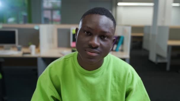 Портрет Веселого Африканського Дизайнера Тлі Міжнародного Офісного Простору Молодий Чоловік — стокове відео