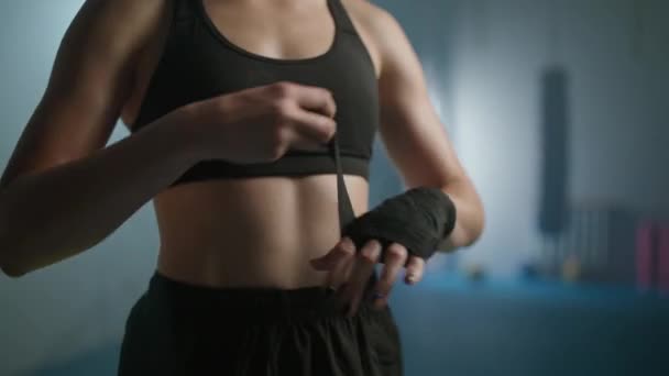 Mulher Lutadora Envolve Suas Mãos Com Ligaduras Boxe Treinamento Kickboxing — Vídeo de Stock