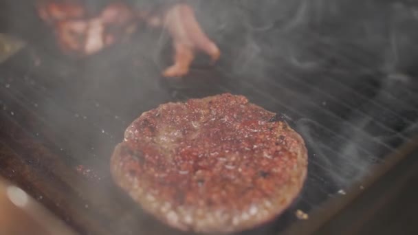 Mâncare Stradală Procesul Gătit Unui Burger Mezeluri Carne Prăjite Grătar — Videoclip de stoc
