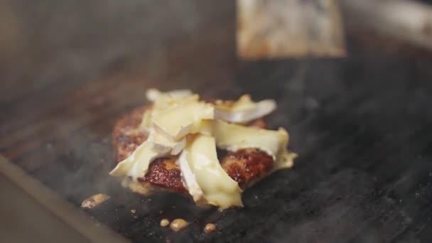 Barbekü Şef Bir Burger Pişirme Peynirli Duble Burger Pişirme Süreci — Stok video