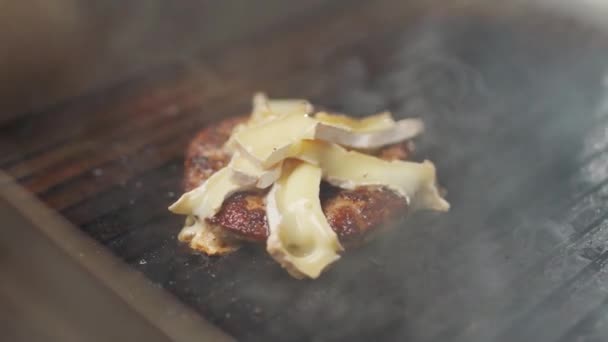 Grătar Bucătar Bucătar Gătit Burger Procesul Gătit Burger Dublu Carne — Videoclip de stoc