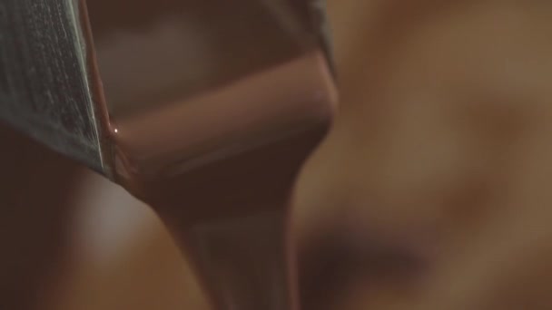Fábrica Chocolate Processo Derramamento Chocolate Fresco Recipiente Close Processamento Grãos — Vídeo de Stock