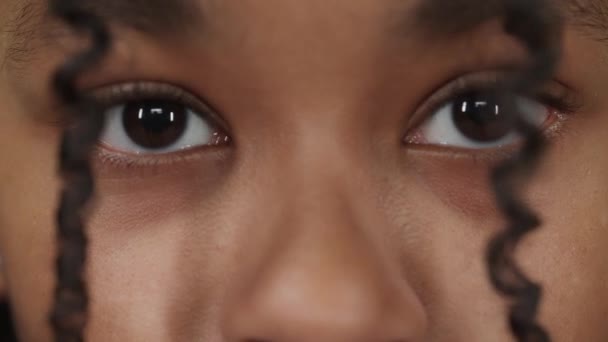 Porträtt Mörkhyad Flicka Tonåring Flicka Tittar Kameran Närbild Ögonen Allvarlig — Stockvideo