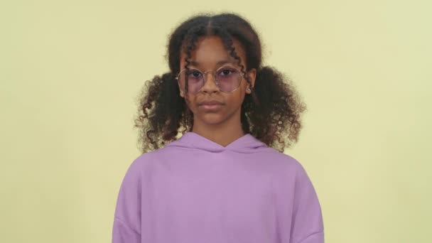 暗い皮をむいた少女の肖像画 10代の少女はカメラ 目のクローズアップビュー 深刻な外観 顔の特徴 ベージュの背景を見ます — ストック動画