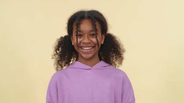 Bem Estar Retrato Uma Linda Garota Pele Escura Menina Adolescente — Vídeo de Stock